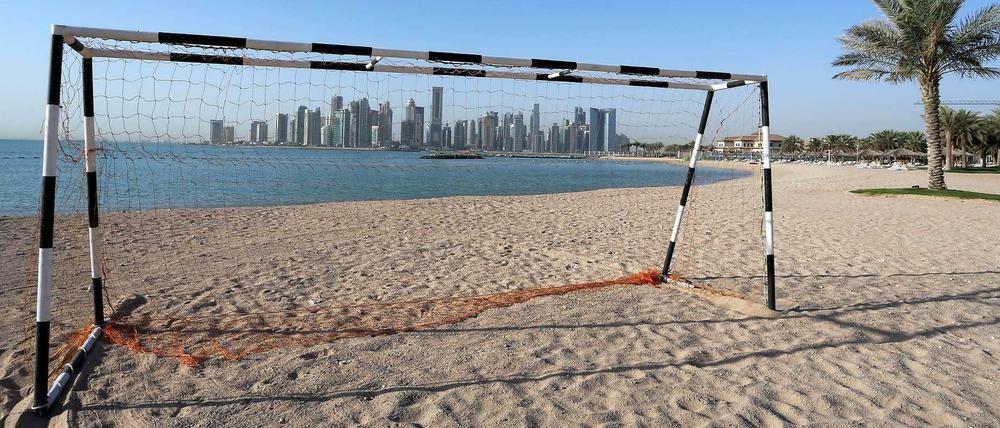 Auf Sand gebaut: Laut Trainer Foster hätten die meisten seiner Spieler bei dem Turnier zum ersten Mal in einer Mannschaft mit elf Spielern gekickt.