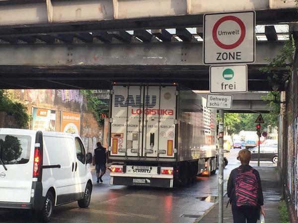 Am Ende nur ein Blechschaden: Dieser Lastwagen passte nicht so richtig unter der Brücke an der Niemetzstraße in Neukölln hindurch.
