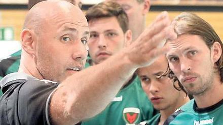 Coach Erlingur Richardsson (links) leitete am Mittwoch seine erste Einheit bei den Füchsen.
