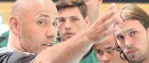 Coach Erlingur Richardsson (links) leitete am Mittwoch seine erste Einheit bei den Füchsen.