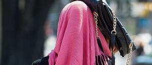 Eine Frau mit Kopftuch: Als Lehrerin dürfte sie das in Berlin nicht tragen - bisher.