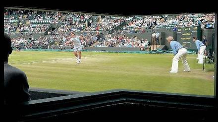 Alles im grünen Bereich. Rasen, in Weiß gekleidete Spieler, dezente Sponsorenlogos – und auf den Tribünen essen die Zuschauer Erdbeeren mit Sahne. Wimbledon setzt auf seine Besonderheiten, das wird bei einem Besuch auf der Anlage aus jeder Perspektive deutlich.