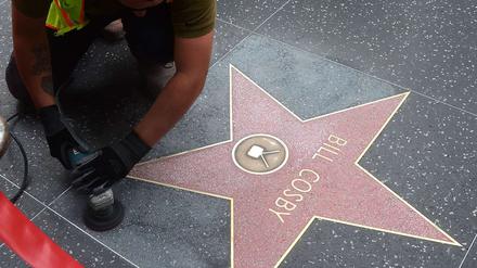 Ein Arbeiter reinigt im Dezember 2014 den Stern von Bill Cosby auf dem Walk of Fame in Los Angeles. 