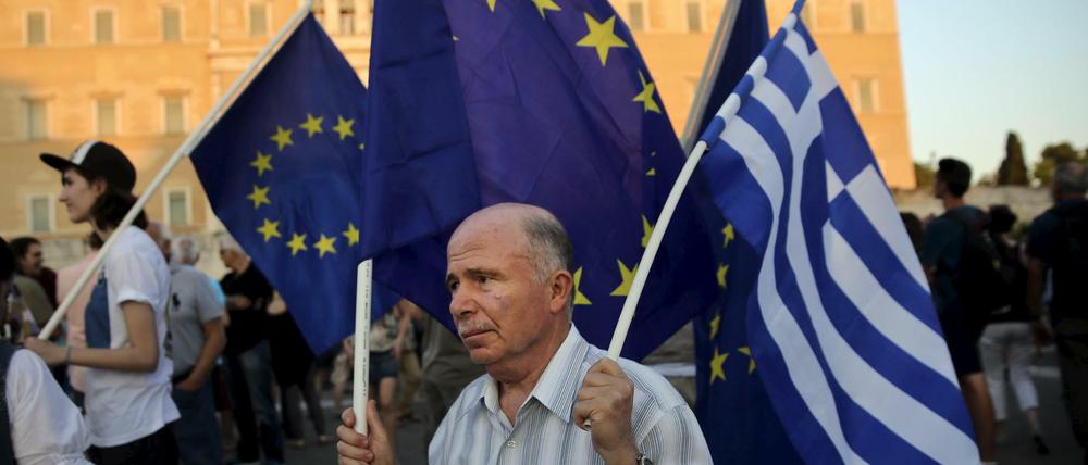 Zahlreiche Demonstranten, die für einen Verbleib Griechenlands im Euro-Raum warben, versammelten sich am Donnerstagabend in Athen vor dem Parlamentsgebäude.