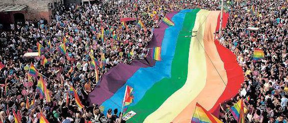 Im Zeichen des Regenbogens. Der Istanbul-Pride-Marsch von 2013 war mit 100 000 Teilnehmern die bislang größte queere Demonstration der Türkei.
