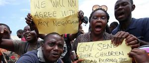 Menschen in Liberia bei einer Demonstration am 01. Juli 2015. Das Land galt zunächst als frei von Ebola. Doch nachdem ein weiterer Todesfall bekannt geworden ist, befürchtet man einen erneuten Ausbruch der Seuche. 