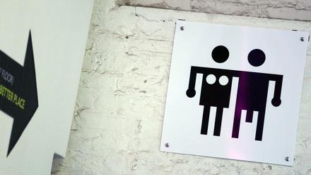 Darauf sind Frauen und Männer gleichermaßen angewiesen: Nach dem Willen des Senats soll es mehr öffentliche Toiletten an belebten Bahnhöfen geben.