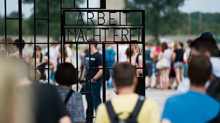 Die Gedenkstätte Sachsenhausen - hier das Haupttor mit der zynischen Inschrift "Arbeit macht frei" - zieht wie auch die anderen Orte der Stiftung Brandenburgische Gedenkstätten immer mehr Besucher an. 