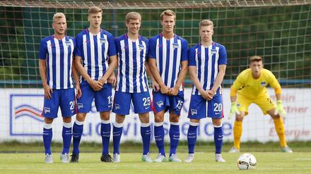 Mit blanker Brust. Derzeit trainieren und spielen die Profis von Hertha BSC in neuen Trikots, allerdings noch ohne Logo des neuen Hauptsponsors. Hertha wird einen Vertrag mit dem Sportwettenanbieter Bet-at-home abschließen.