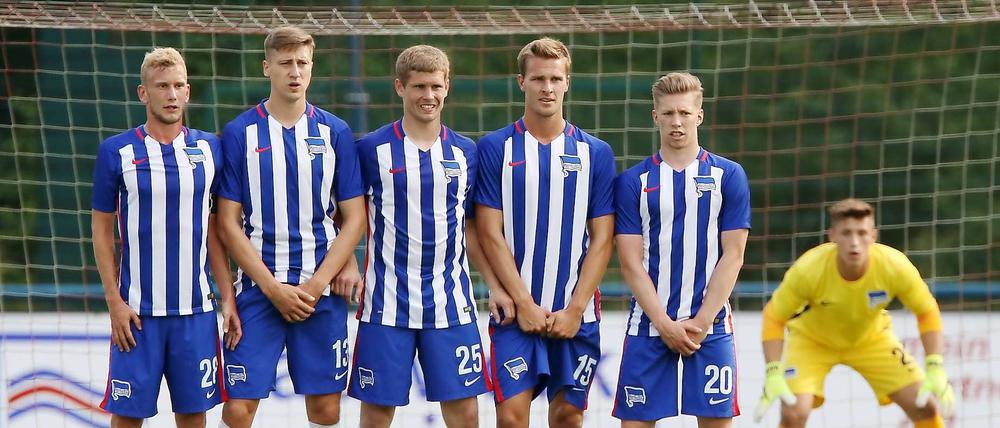 Mit blanker Brust. Derzeit trainieren und spielen die Profis von Hertha BSC in neuen Trikots, allerdings noch ohne Logo des neuen Hauptsponsors. Hertha wird einen Vertrag mit dem Sportwettenanbieter Bet-at-home abschließen.