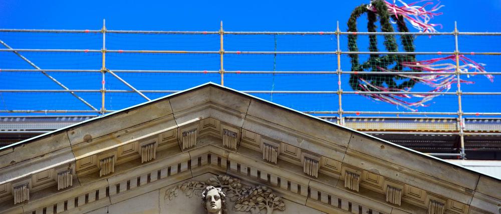 Der Richtkranz schwebt über der Staatsoper Unter den Linden. Nun wird alles gut, hoffen die Bauherren vom Senat.