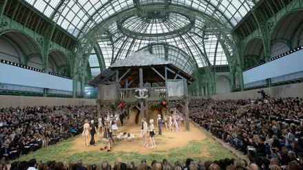 Meine kleine Farm im Grand Palais: Für die Frühling-Sommer-Kollektion 2010 von Chanel verwandelte Karl Lagerfeld die Halle in einen Bauernhof und lieferte passende Entwürfe.