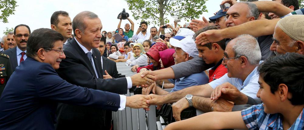 Präsident Erdogan hat viele Anhänger in der Türkei. Seine Gegner versucht er, mit mehr oder weniger lauteren Methoden auszuschalten.