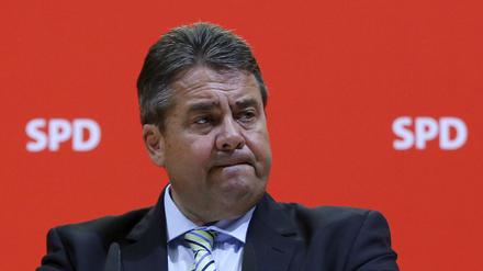 Die Genossen werfen Sigmar Gabriel vor, die Partei nach rechts rücken zu wollen. 