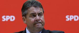 Die Genossen werfen Sigmar Gabriel vor, die Partei nach rechts rücken zu wollen. 