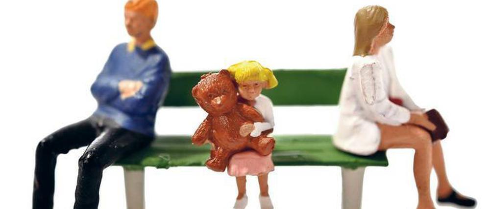 Abkehr. So wie auf dieser Darstellung gehen viele Väter und Mütter miteinander um, wenn die Beziehung zerbricht. Oft bleiben die alleinerziehenden Frauen auch auf den Schulden des Ex-Partners sitzen – da tut Hilfe not. 