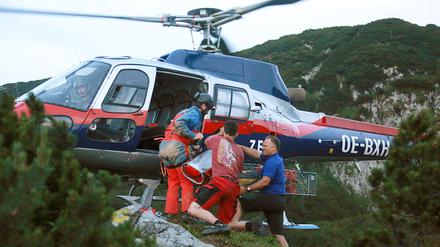 Bergretter bergen am Mittwoch in der Nähe von Salzburg an einer Höhle am Untersberg eine 45-jährige Frau. Nach einem Steinschlag in der Höhle schlugen Begleiter der erfahrenen Forscherin schnell Alarm. Notärzte waren nach weniger als 45 Minuten bei der bereits bewusstlosen Frau. Es dauerte allerdings mehr als vier Stunden, um sie zu bergen. In dieser Zeit verstarb sie.
