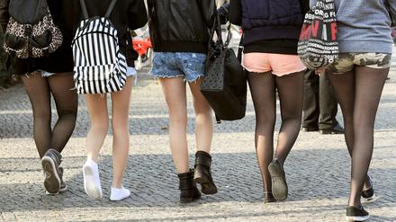 Fünf Mädchen in kurzen Hosen schlendern am 02.04.2014 bei milden Temperaturen durch Berlin. In den Schulen ist eine Debatte ausgebrochen, wie viel Haut dem Unterricht gut tut. 