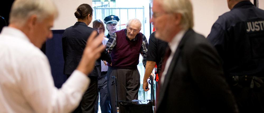 Der Angeklagte Oskar Gröning (M.) kommt am 08. Juli 2015 in den Gerichtssaal in Lüneburg.