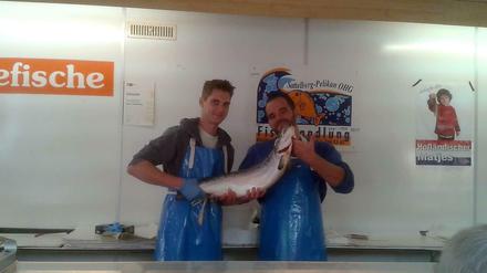 Ach Du dicker Fisch! Die Händler am Fischstand auf dem Markt im Schlachtensee.
