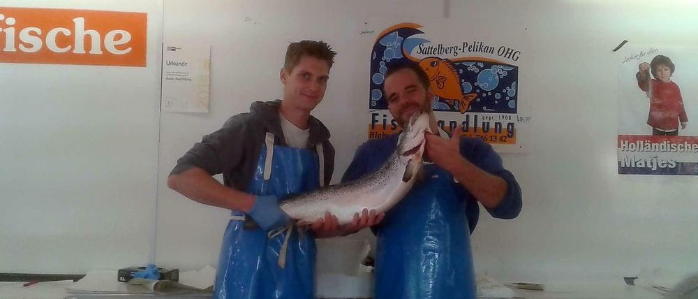 Ach Du dicker Fisch! Die Händler am Fischstand auf dem Markt im Schlachtensee.