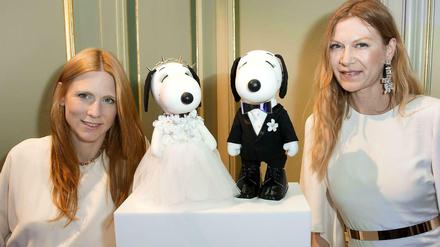 Johanna Kühl und Alexandra Fischer-Roehler von Kaviar Gauche bei der Ausstellungseröffnung von "Snoopy and Belle in Fashion".