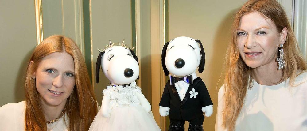 Johanna Kühl und Alexandra Fischer-Roehler von Kaviar Gauche bei der Ausstellungseröffnung von "Snoopy and Belle in Fashion".