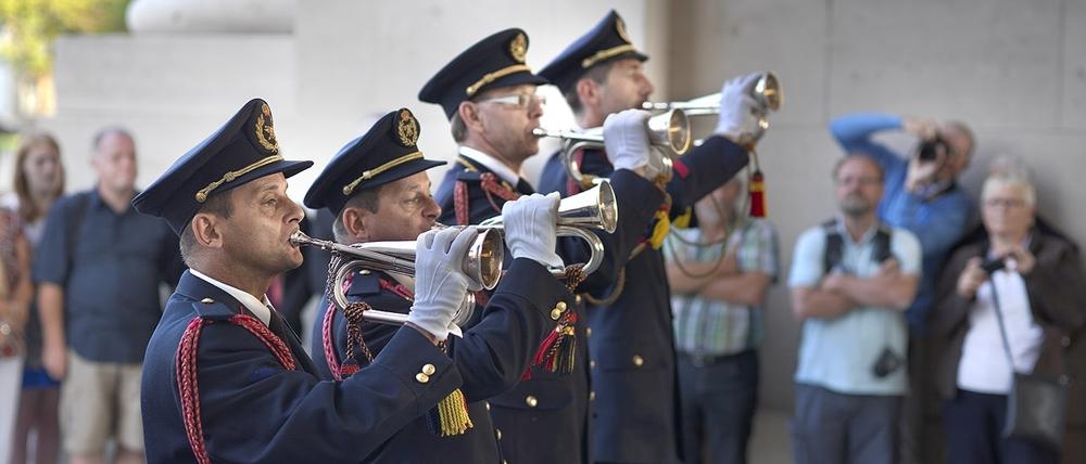 Mitglieder der Freiwilligen Feuerwehr Ypern blasen seit 1928 den Last Post.