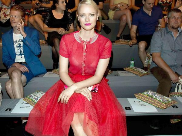 Model Franziska Knuppe in Feurrot bei der Schau von Lena Hoschek.