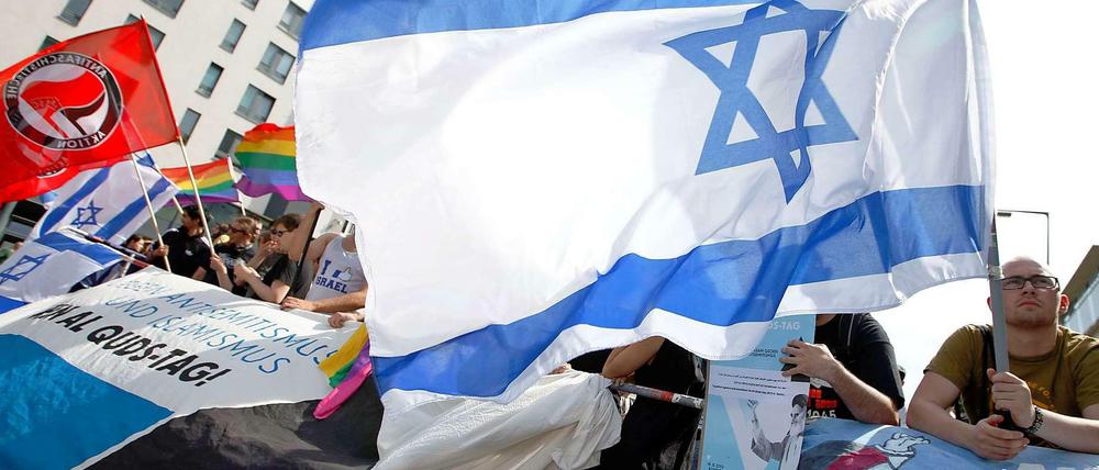 Gegendemo. Antifaschisten, Lesben, Schwule und Israel-Freunde protestieren gegen den Al-Quds-Marsch in Berlin. 