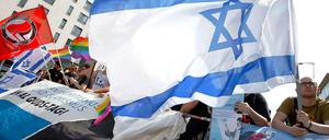 Gegendemo. Antifaschisten, Lesben, Schwule und Israel-Freunde protestieren gegen den Al-Quds-Marsch in Berlin. 