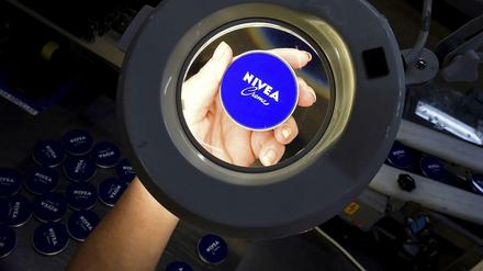 Qualitätskontrolle im Nivea-Werk: Kann man eine Farbe schützen? 