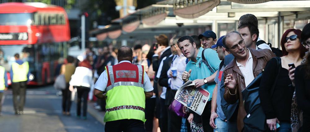 Großer Andrang herrscht am Donnerstag an den Bushaltestellen in London.