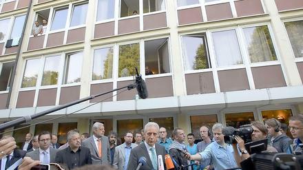 Sachsens Ministerpräsident Stanislaw Tillich (CDU) Ende Juni bei einem Besuch des Flüchtlingsheims in Freital 