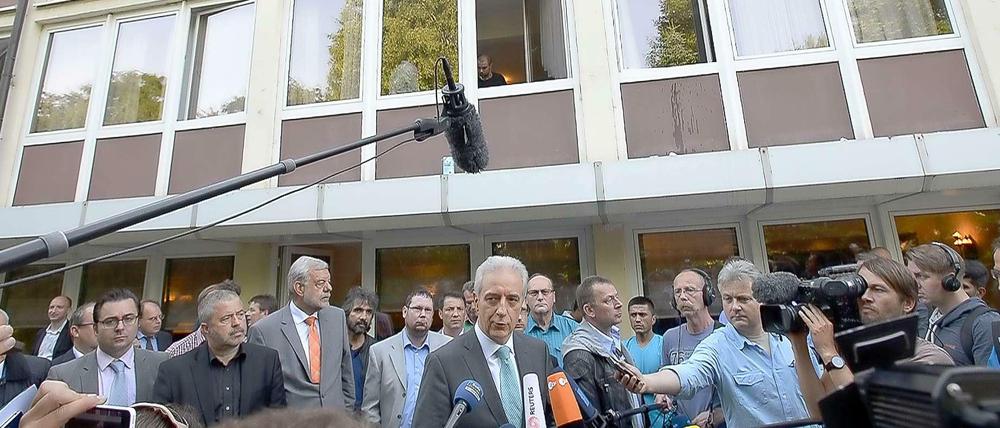 Sachsens Ministerpräsident Stanislaw Tillich (CDU) Ende Juni bei einem Besuch des Flüchtlingsheims in Freital 