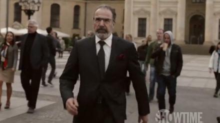 CIA-Agent Saul Berenson läuft in der Serie "Homeland" über den Gendarmenmarkt