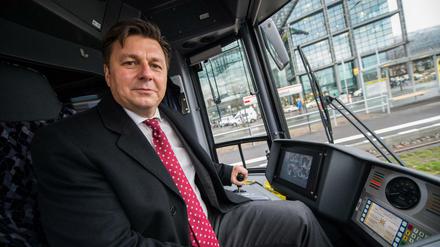 Gibt die Richtung vor und ist ein Freund des Nahverkehrs: Stadtentwicklungssenator Andreas Geisel im Führerhaus einer Straßenbahn.