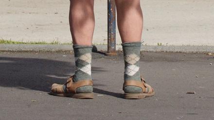 Socken in Sandalen. So ein Stil-Verbrechen ist bei der momentanen Hitze auch egal, irgendwie.