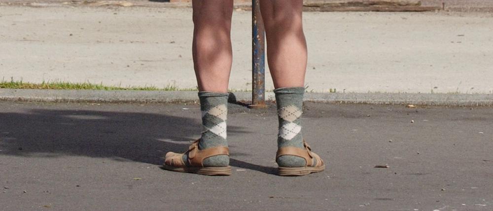 Socken in Sandalen. So ein Stil-Verbrechen ist bei der momentanen Hitze auch egal, irgendwie.