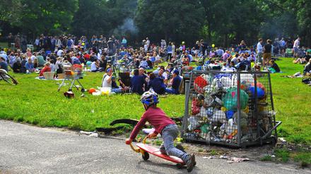 Volkspark Friedrichshain , Mülltonne Nr. 3, an einem Sonntag: Viele Parkbesucher lassen beim Gehen ihren Müll einfach liegen. 