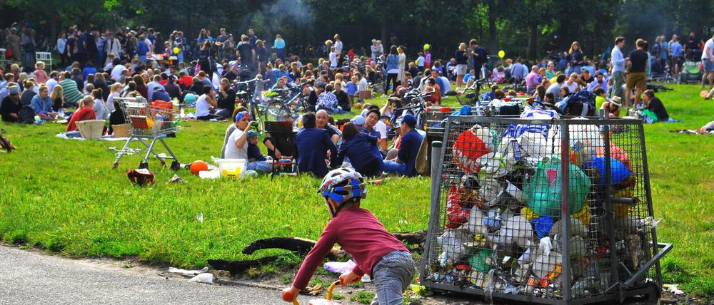 Volkspark Friedrichshain , Mülltonne Nr. 3, an einem Sonntag: Viele Parkbesucher lassen beim Gehen ihren Müll einfach liegen. 