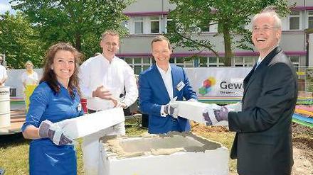 Snezana Michaelis und Markus Terboven (Mitte) legen den Grundstein an der Gubitzstraße im Prenzlauer Berg. 