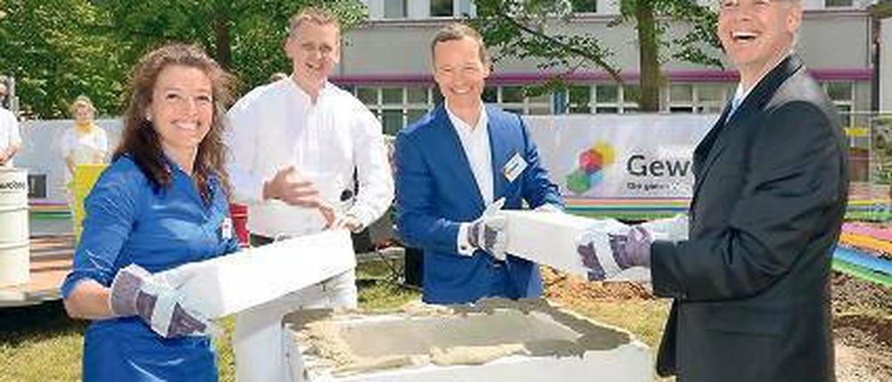 Snezana Michaelis und Markus Terboven (Mitte) legen den Grundstein an der Gubitzstraße im Prenzlauer Berg. 