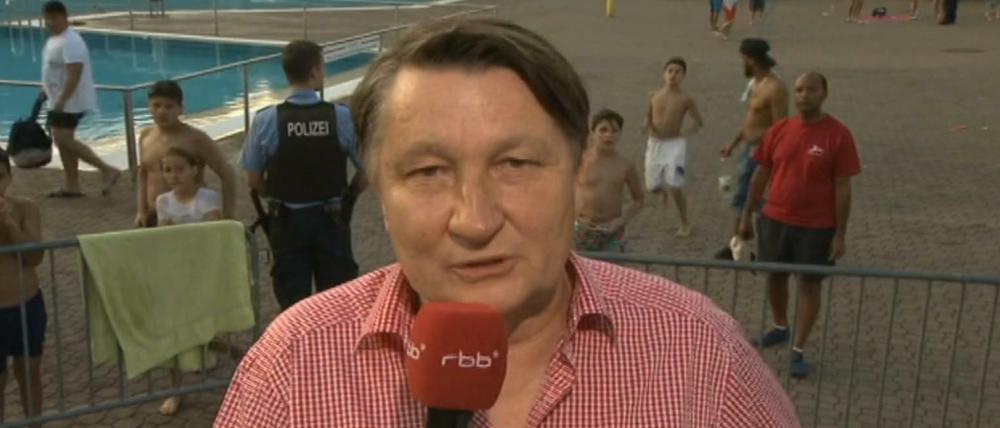 Ulli Zelle hinter Gittern: Die Dreharbeiten im Columbiabad ließen am Dienstag die Emotionen hochschlagen.