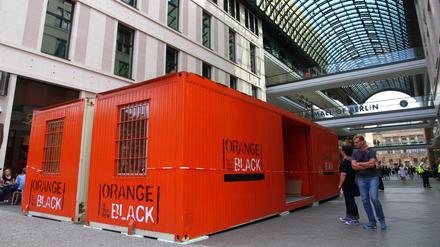 Container-Gefängnis von "Orange is the new Black" an der "Mall of Berlin" am Leipziger Platz in Berlin-Mitte. 