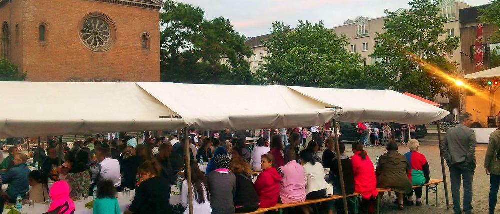 Dialog unter Nachbarn: Warten auf das Fastenbrechen auf dem Leopoldplatz im Wedding.