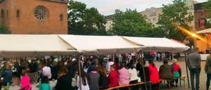 Dialog unter Nachbarn: Warten auf das Fastenbrechen auf dem Leopoldplatz im Wedding.