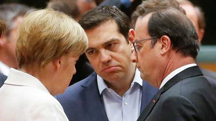 Der griechische Premierminister Alexis Tsipras mit Bundeskanzlerin Angela Merkel und dem französischen Präsidenten Francois Hollande bei den Verhandlungen der Euroländer in Brüssel am Montag. 
