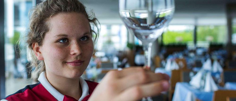 Alles sauber? Kellnern gehört zu den Jobs, in denen Ferienarbeiter besonders häufig anzutreffen sind. 