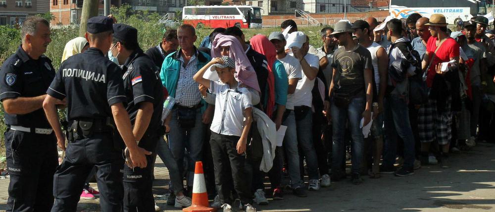 Viele Flüchtling aus dem Nahen Osten und Afrika versuchen über Serbien, wie hier an einer Polizeistation in Presovo, in die EU zu gelangen.
